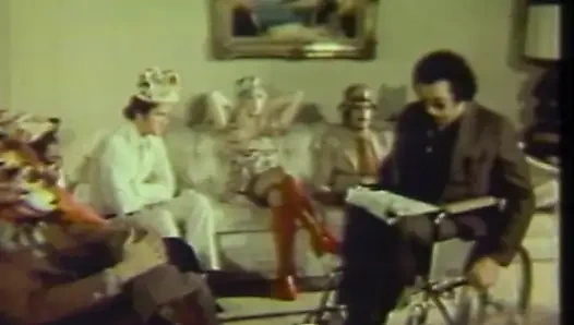 Лизание черно-белой киски в спальне