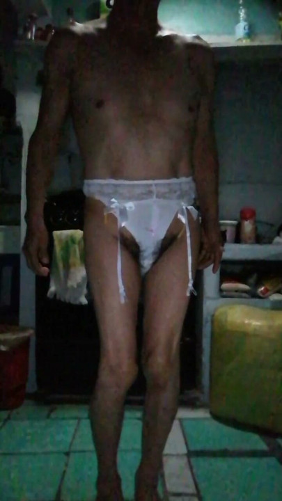 Lagi di dapur 
Aku sendirian dan aku manfaatin kesempatan buat ganti baju dan nunjukin bulu yang banyak disukai orang.