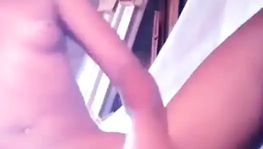 Gadis imut menari sambil membelainya untuk bersenang-senang