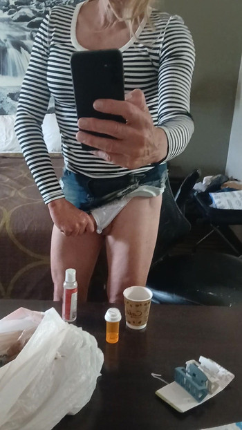 マディソングルはあなたのために彼女の小さなクリトリスを撫でるのが大好きです