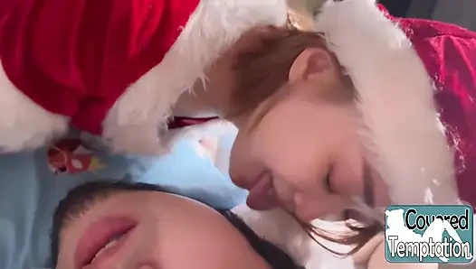 Süßestes weihnachtsmann-mädchen kommt rein, um hallo zu sagen. Süße Grüße, festliche Vibes, Herzen rennen!