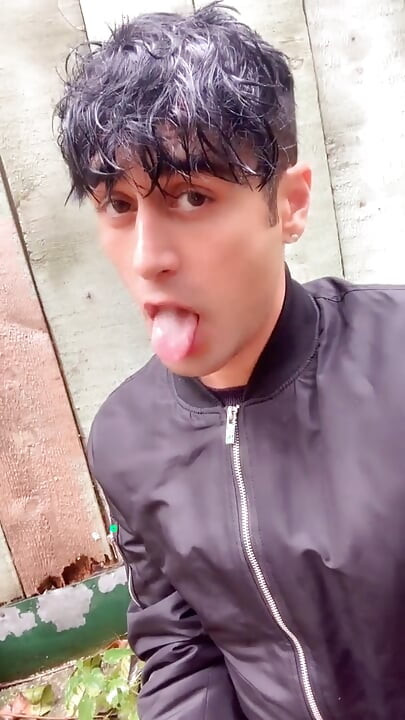 Hetero vriend liet zijn gebruikte condoom achter in het tuinhuis, dus ik had zijn sperma, deed condoom om en trok me af