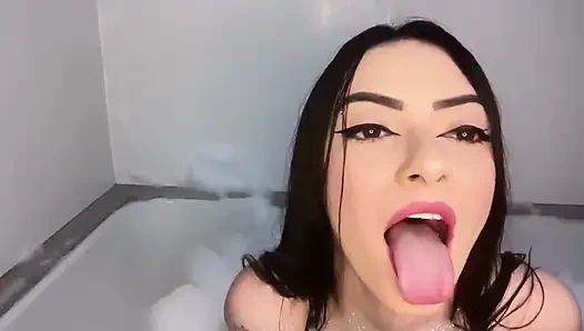 Memek sempit gadis kurus ini lagi asik muasin memeknya pakai mainan seks