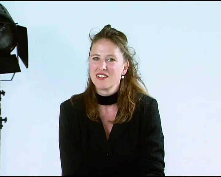 来自德国的漂亮女士穿着连裤袜展示她完美的身体