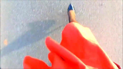 Pov andando com uma saia laranja e salto alto