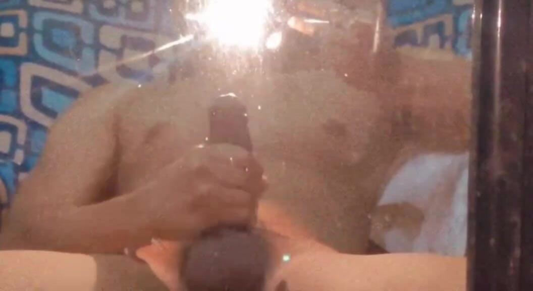 学生の大きなチンコが射精