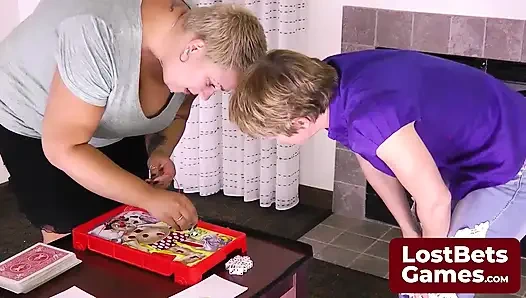 Последняя неудачная игра-стриптиз, неудачная, оставленная только в ее лифчике