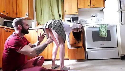 Падчерица застряла, отчим помогает (ВНИМАНИЕ - массивные сквирты)