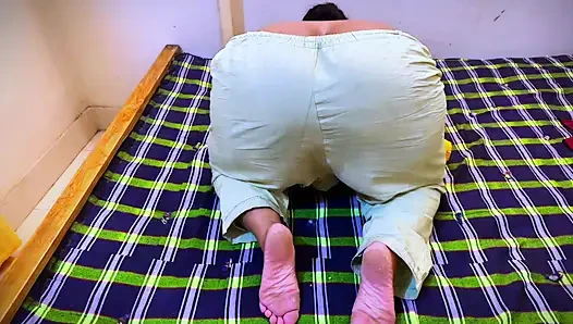 Девушка-коллаж начинает живое шоу в хостеле, когда она была возбуждена