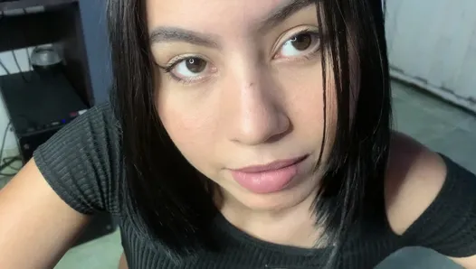 Сексуальная 18-летняя латинская девушка получает сперму в рот в видео от первого лица