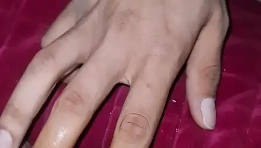 Seksi orta yaşlı seksi kadın yalanıyor ve ıslak amcığıyla oynuyor baskın