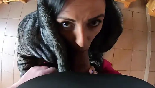 Zarif kürk kaplı sürtük ahşap masada sikiliyor ve iki kez dölle kaplanıyor