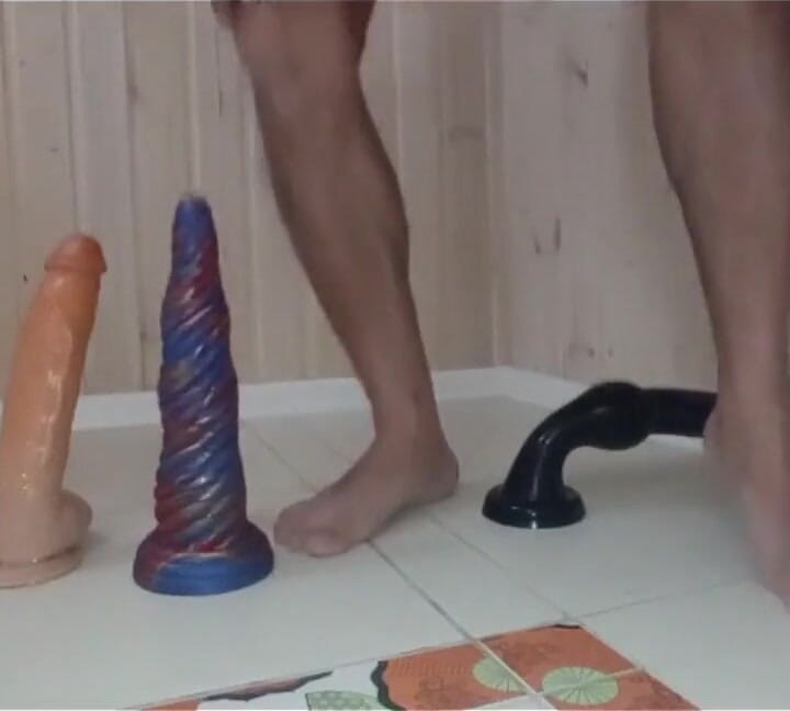 내가 가장 좋아하는 딜도. 나는 한 번에 하나씩 내 후장과 함께 앉아서 각자 오줌을 싸고 있다.