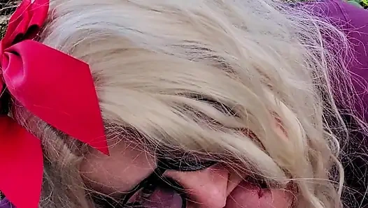 Pelacur rambut pirang nyepong kontol ayah