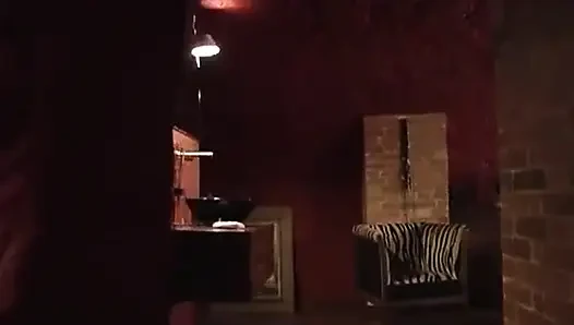 Rekaman seks anal pertama si cewek semok rambut cokelat