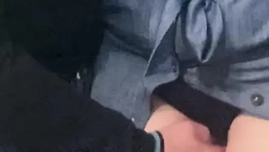 BEEINDRUCKEND!!! Die finger eines fremden spielen mit behaarter muschi