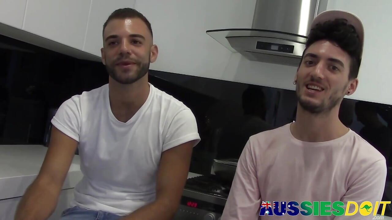 Lewis bevredigt Xaviers dikke Australische pik met behulp van zijn dobberende hoofd