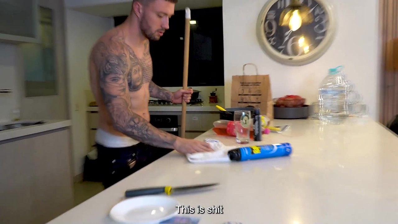 18 岁的哥伦比亚继妹趁父母不在的时候操她姐夫的绿帽奴！Naty delgado和rauls Bud