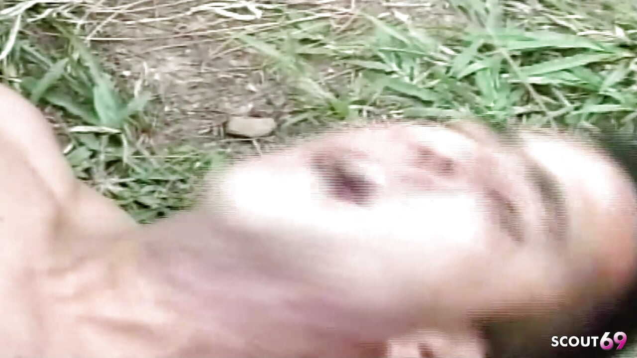 अच्छी तरह से प्रशिक्षित लैटिना की सड़क पर पतली किन्नर द्वारा गांड चुदाई