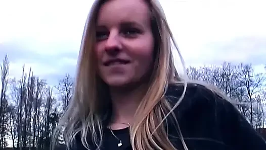 Blondine stößt glasdildo tief in nasse muschi