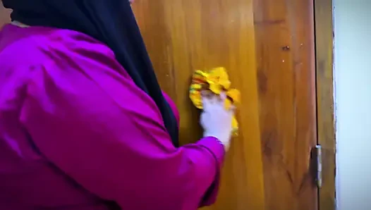 Büyük götlü düzgün vücutlu Mısırlı ateşli hizmetçi sandalyenin altında sıkıştıktan sonra çıplak götünü görüyorum ve mastürbasyona başlıyorum