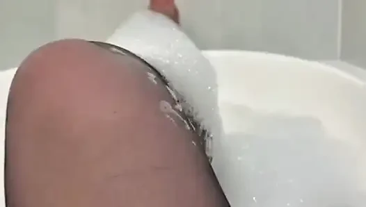 Üvey anne çoraplı ve seksi iç çamaşırlı banyo yapıyor, ıslak büyük göt