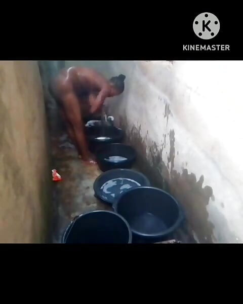 O negresă futută în timp ce spală haine