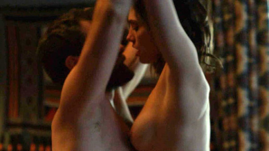 Phoebe Tonkin escena de sexo de la aventura en scandalplanetcom