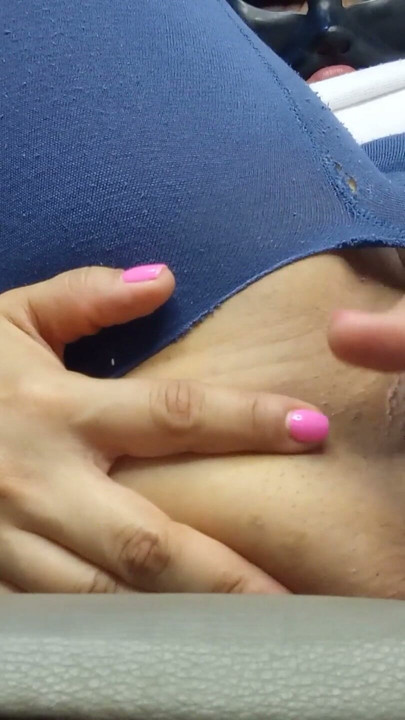 Une salope de MILF exhibe son gros cul plein de cellulite, puis se masturbe avec un gode dans le cul et finit par… | Clip 1