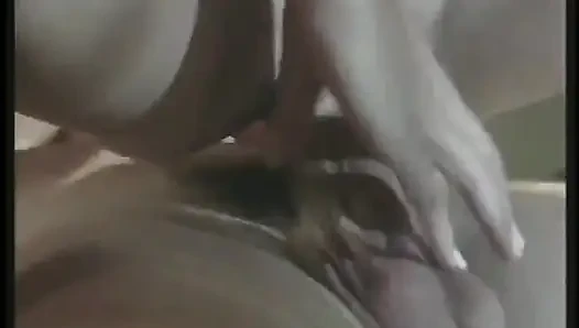 Birkaç parlak sarışın sırayla yarak emiyor ve birlikte döl yutuyor
