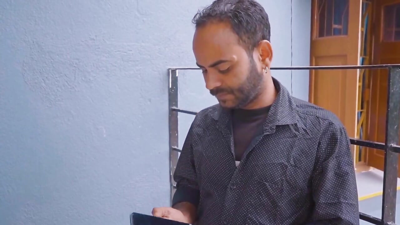 Doamnă bogată desi se fute cu asistentul ei personal - sex cu șeful indian