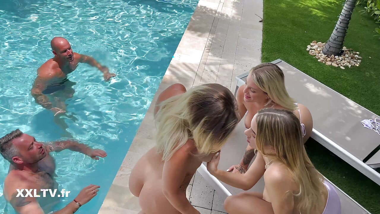 Trio lesbian di pinggir kolam