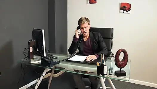 Секретаршу с маленькими сиськами трахают в офисе