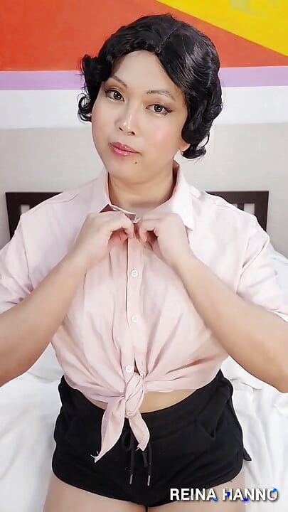 Vintage Ladyboy Reina Hanno otkriva svoj sočni kurac kako bi ti svršila na lice