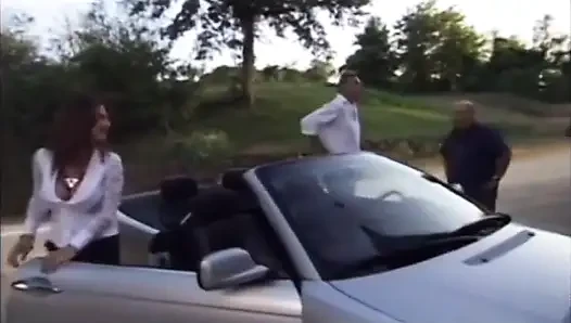 Seksi büyük memeli fahişe yatakta sert yarakla sikişiyor