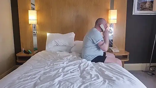 Медсестра отеля сосет, лижет задницу и опустошает яйца гостя