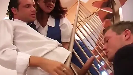 Uçuş ekibi hardcore biseksüel üçlü seks yapıyor