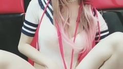 Chinesa asiática sexy linda transsexual brinca com vibrador