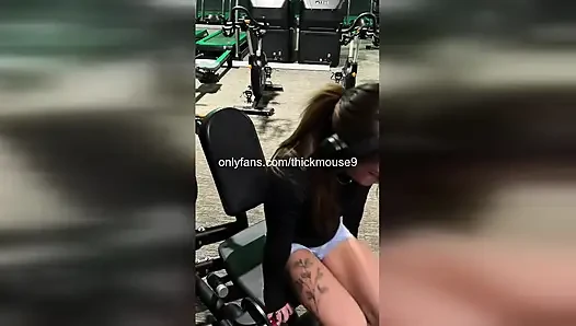 Mahasiwi nakal ini muncrat banyak banget di ig sambil fingering memeknya