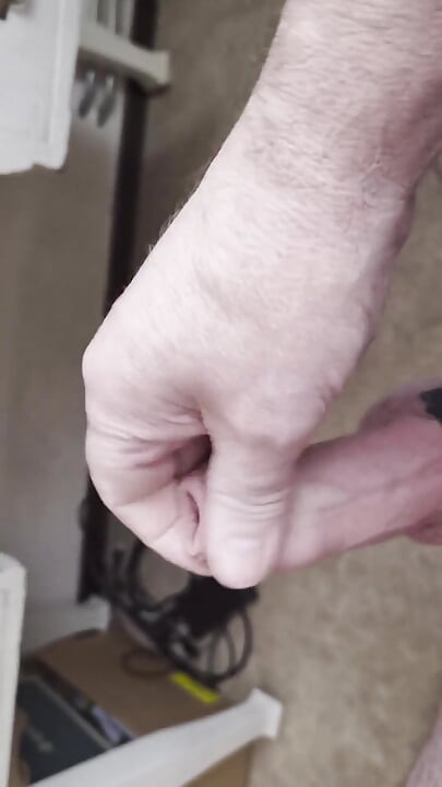 Arkadaşım bir sandalyede oturup Vidio'yu izlerken penisini mastürbasyon yapıyor, ta ki orgazm olana kadar