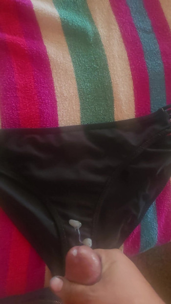 Saya dapati bikini Nic saya bahagian bawah dan terpaksa berkongsi cinta saya untuknya, saya meletakkan mereka kembali selepas dan dia memakainya berenang dengan kami