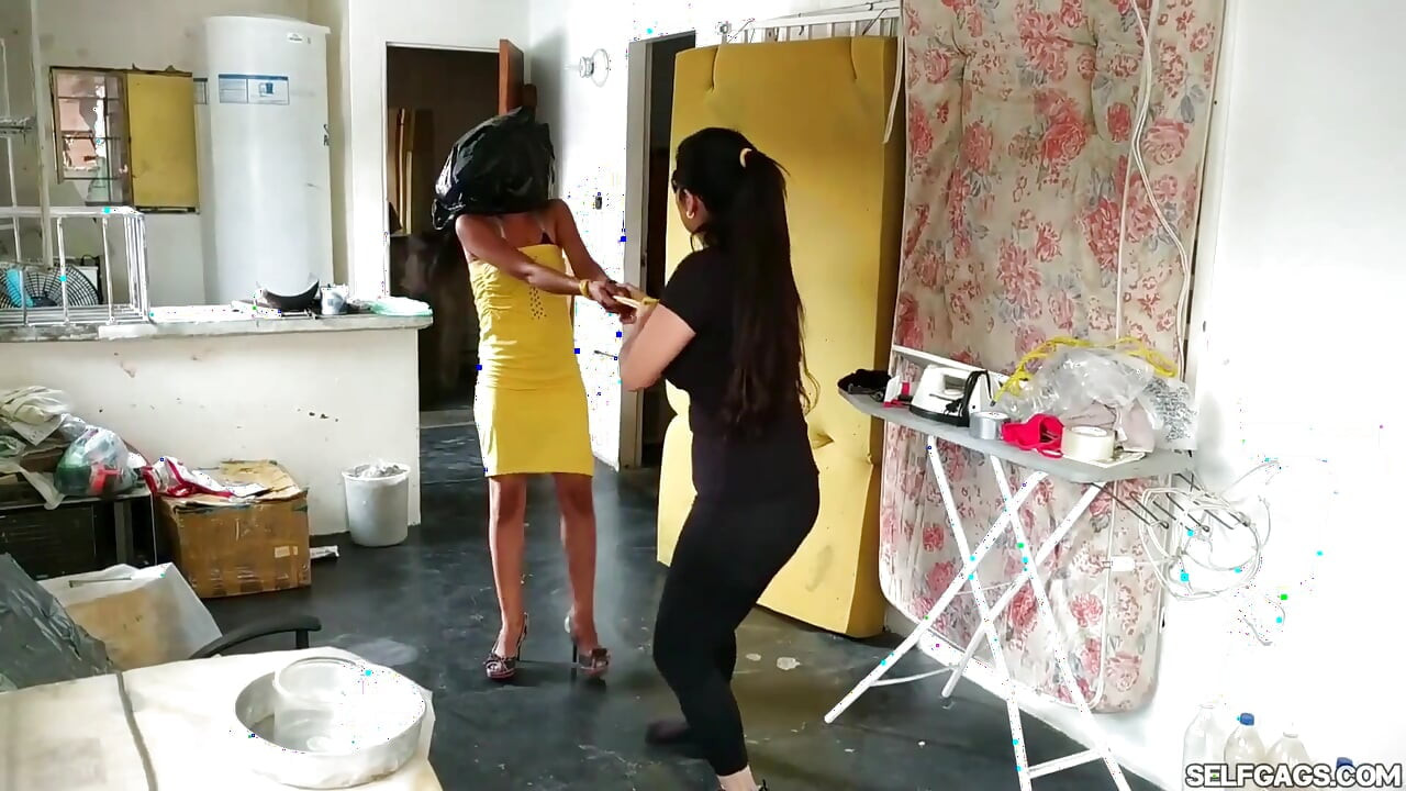 Feestmeisje vastgebonden door milf