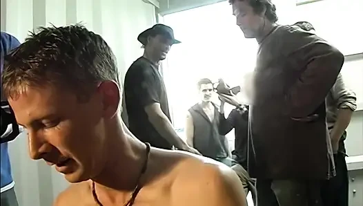 Cowgirl panas memiliki penonton saat dia bersetubuh