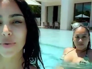 Kim kardashian &amp; la la anthony trong bộ bikini ở hồ bơi