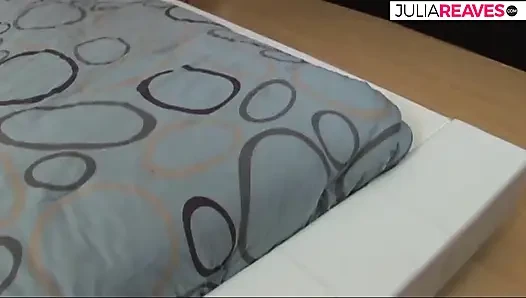 Sexy schlampe stöhnt, während sie einen monsterdildo hart reitet