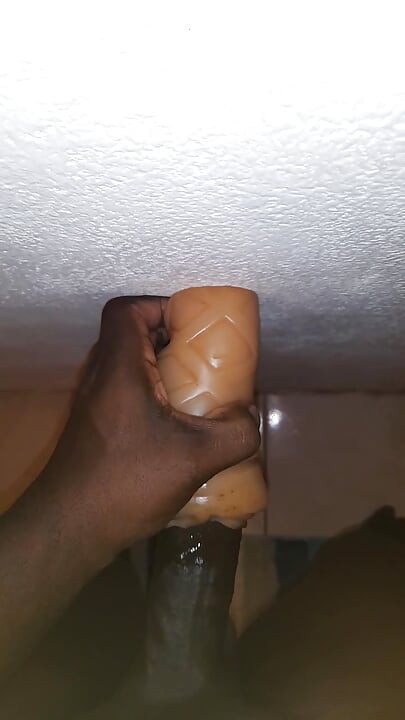 黒人男性がオナニーして、偽のペッシーでセックス