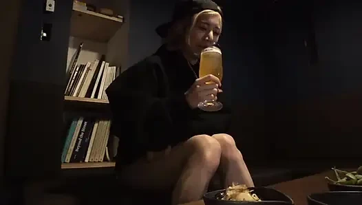 Uygun bir kadın meme uçlarını azdırmaya devam ettikçe seve seve hizmet edecektir