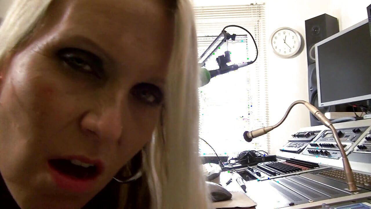 Blond milf liże i kołki kolesia dupek w studiu radiowym i dostaje dla niego tyłek jebanie
