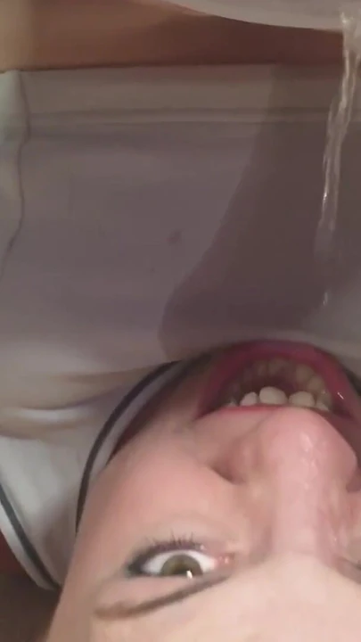 Moment mémorable de « une petite salope fait du yoga puis pisse dans sa bouche en solo »