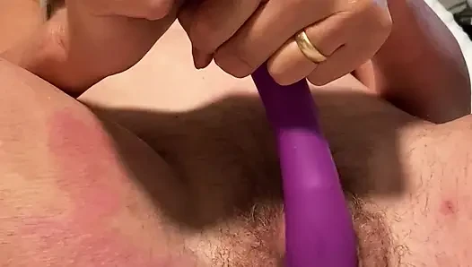 Istri 60+ tahun lagi asik muasin memeknya pakai vibrator favoritnya - closeup